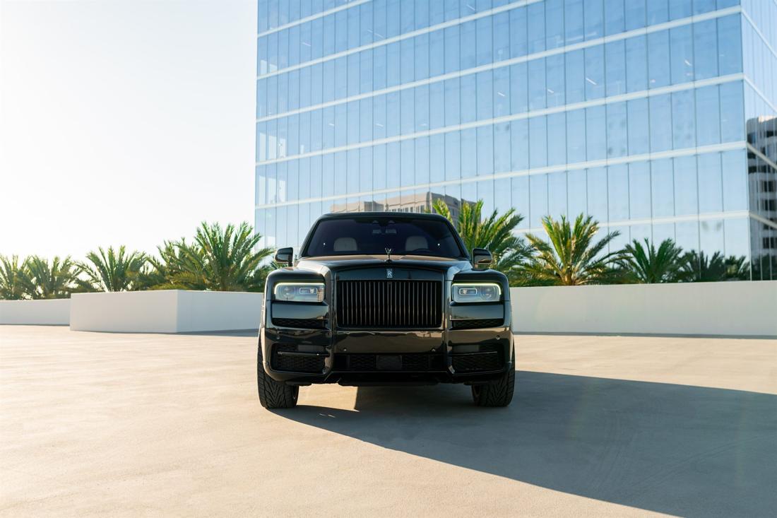 Black Rolls-Royce Cullinan, rental photo 2 of 21