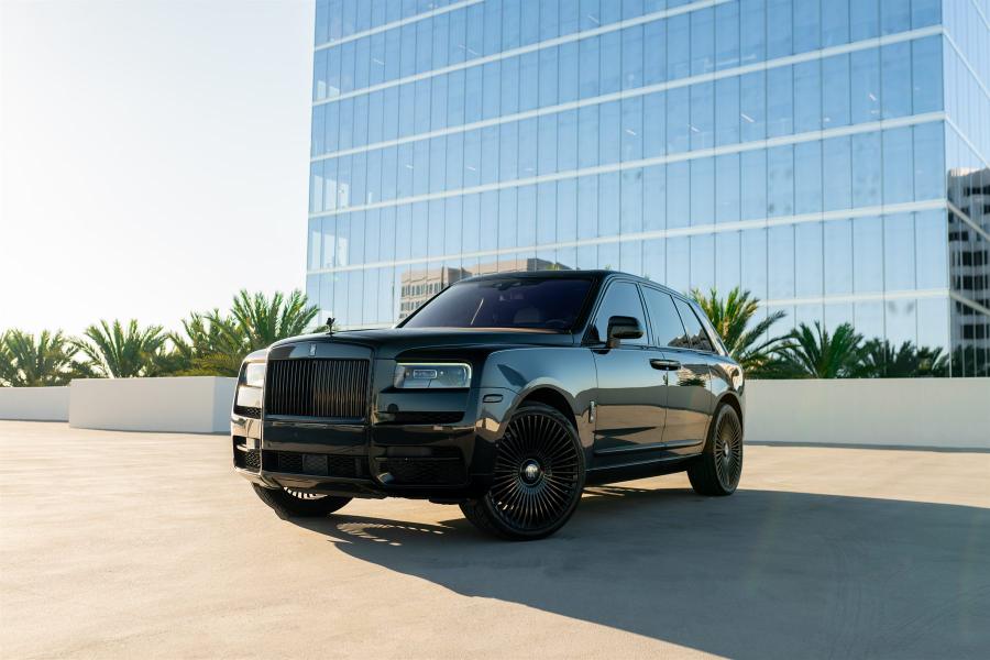 Black Rolls-Royce Cullinan SUV available for LAX delivery in Los Angeles
