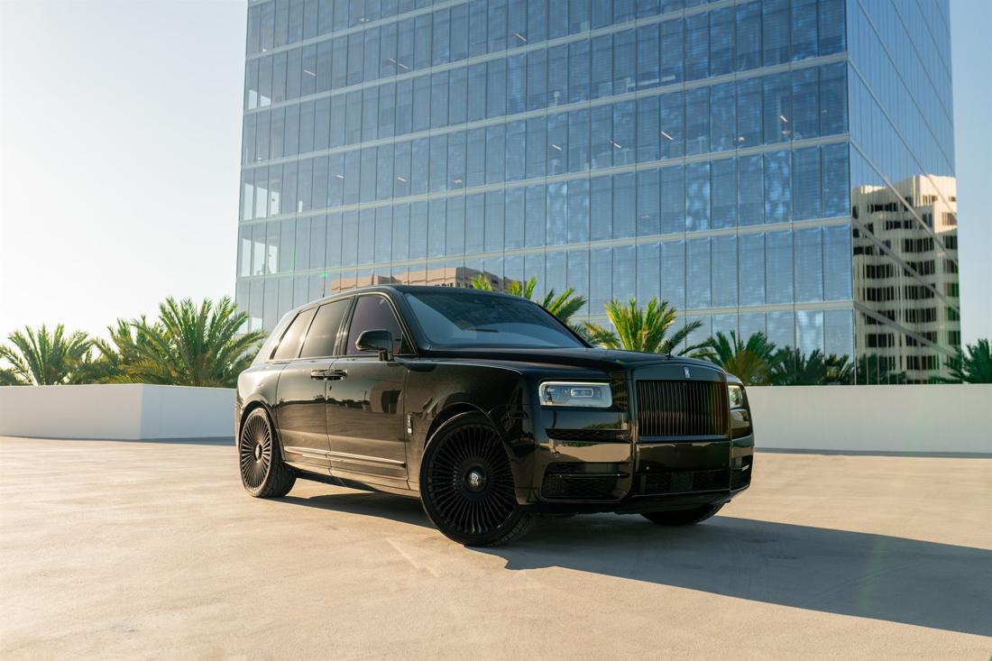 Black Rolls-Royce Cullinan, rental photo 3 of 21