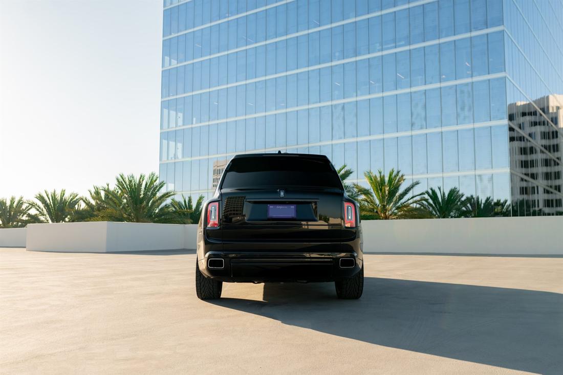 Black Rolls-Royce Cullinan, rental photo 4 of 21