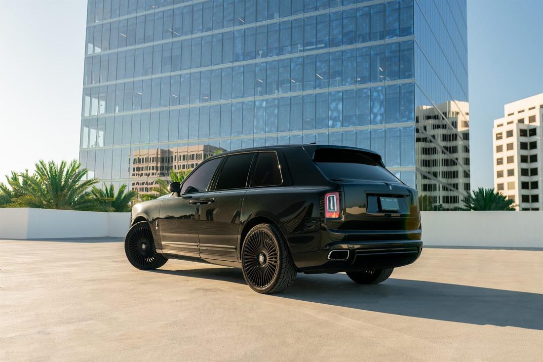 Black Rolls-Royce Cullinan, rental photo 5 of 21