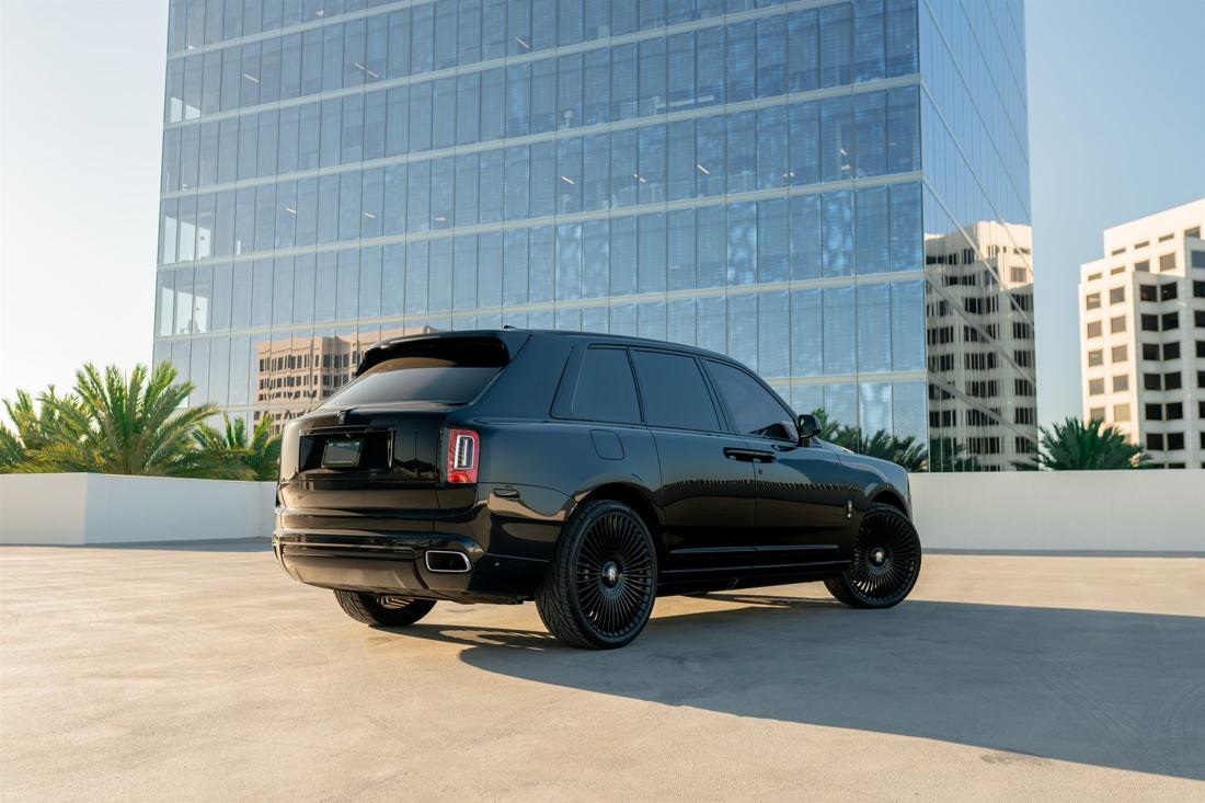 Black Rolls-Royce Cullinan, rental photo 6 of 21