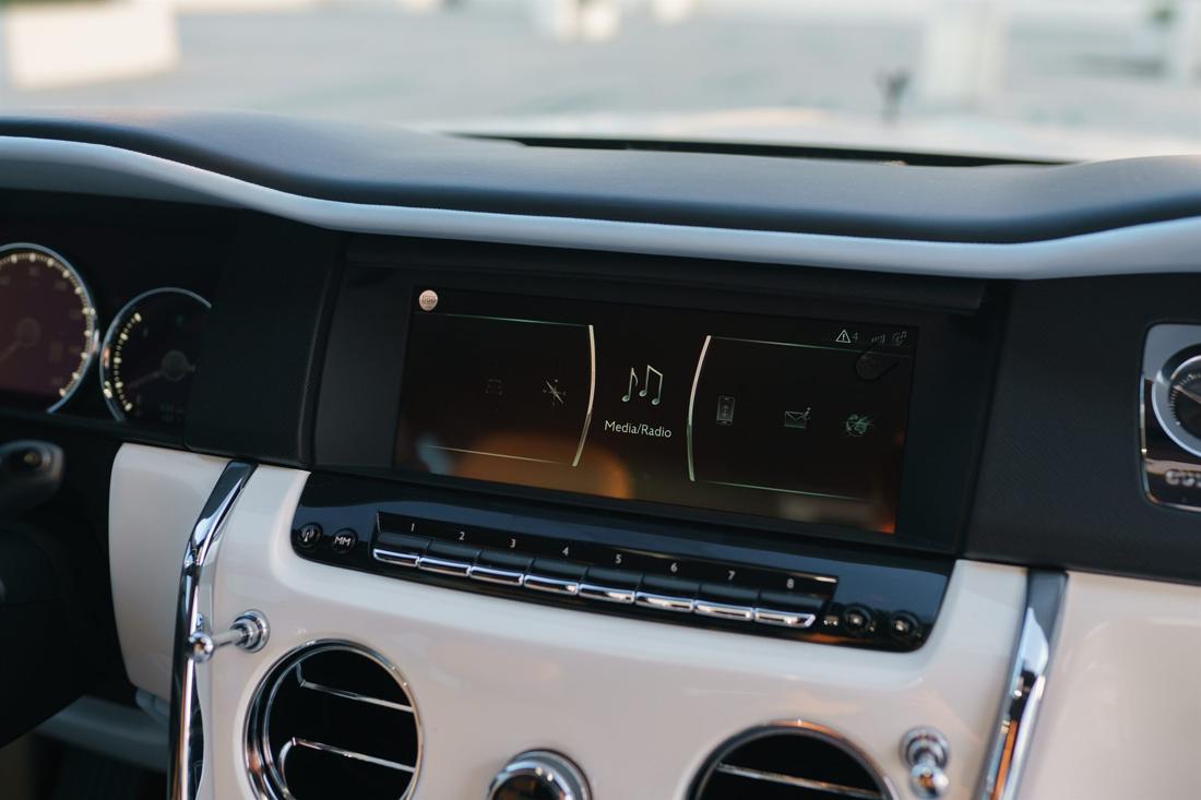 Black Rolls-Royce Cullinan, rental photo 7 of 21