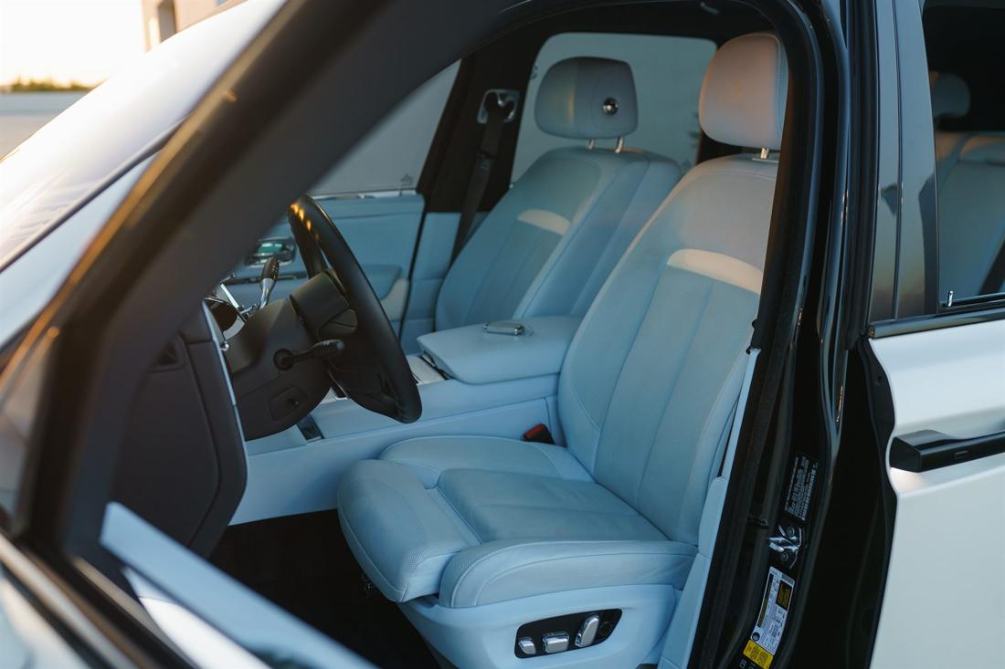 Black Rolls-Royce Cullinan, rental photo 10 of 21