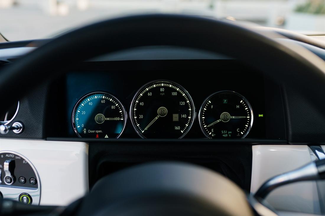 Black Rolls-Royce Cullinan, rental photo 11 of 21