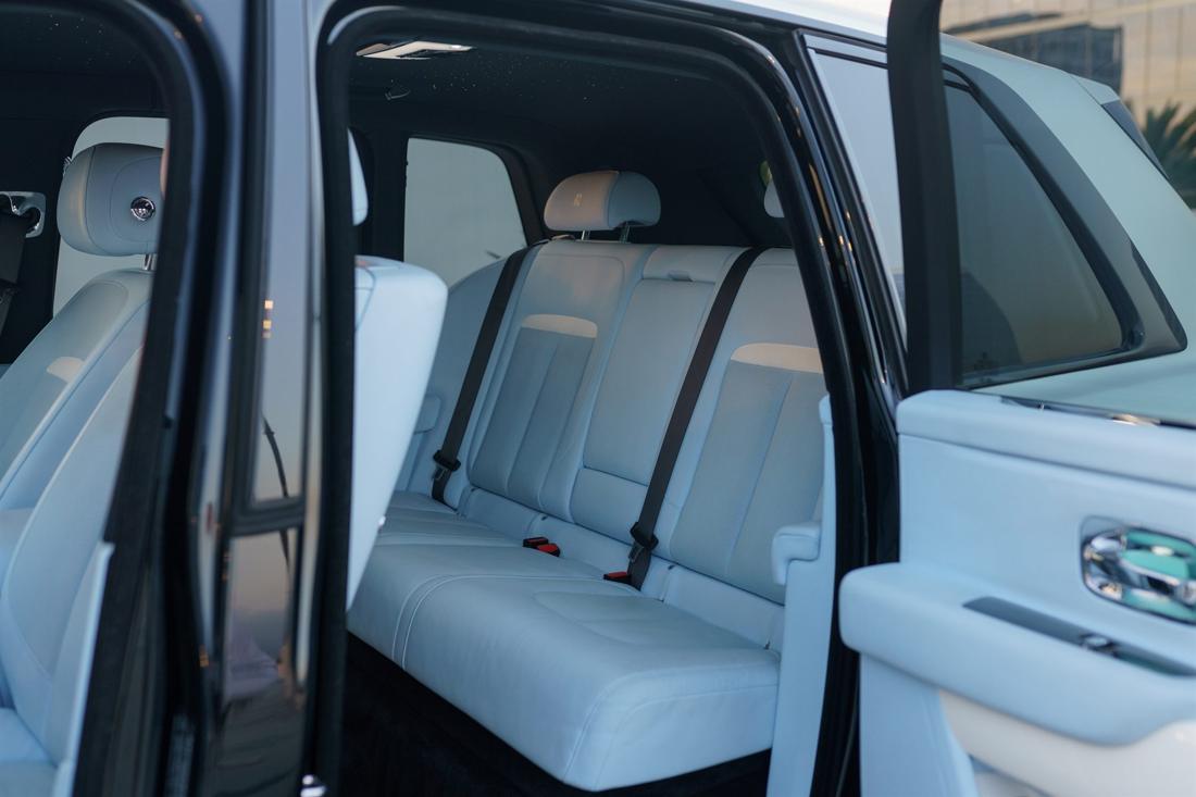Black Rolls-Royce Cullinan, rental photo 12 of 21