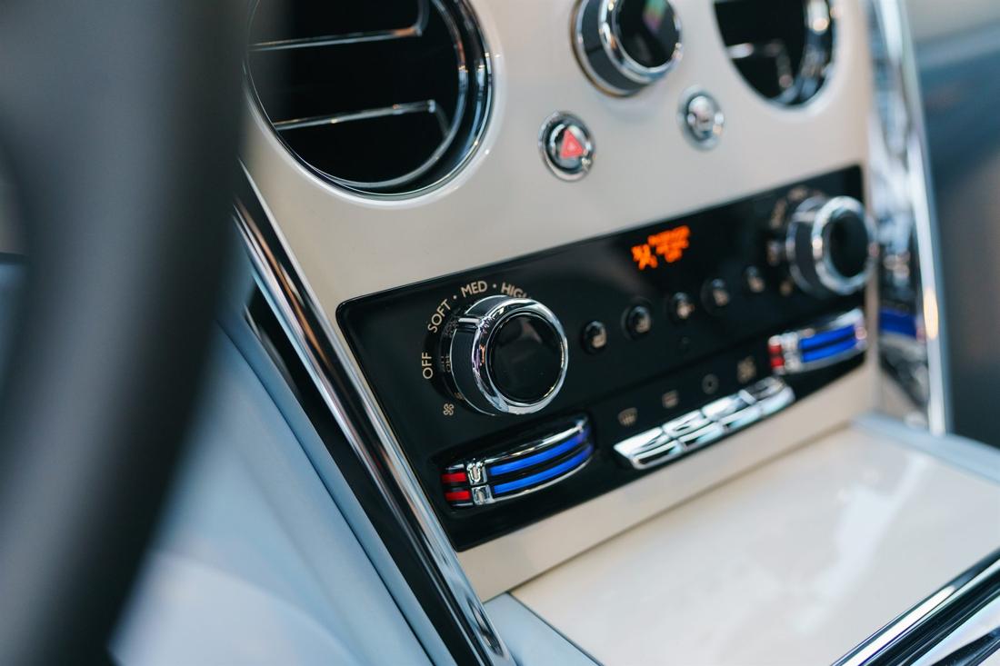 Black Rolls-Royce Cullinan, rental photo 13 of 21