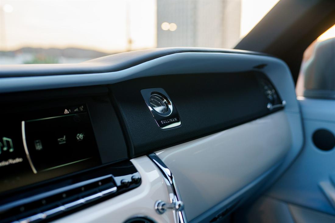 Black Rolls-Royce Cullinan, rental photo 14 of 21