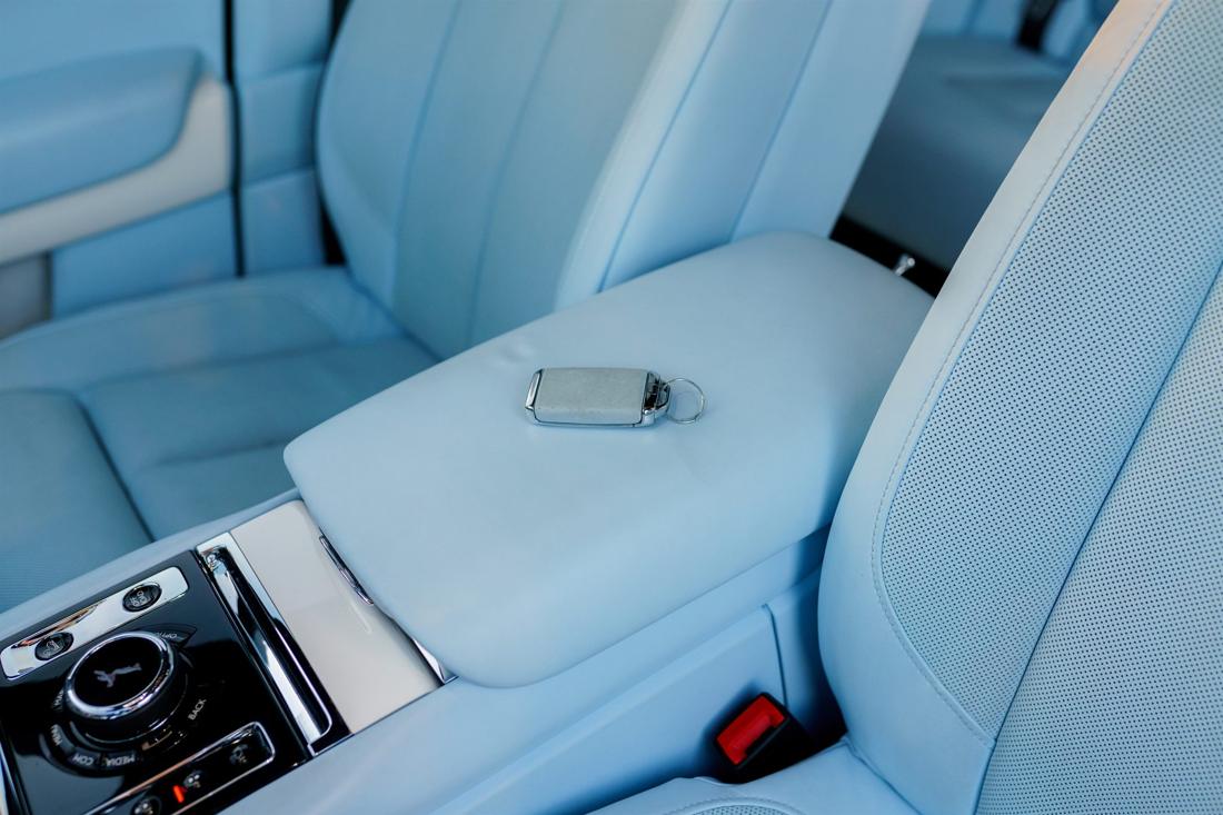 Black Rolls-Royce Cullinan, rental photo 15 of 21