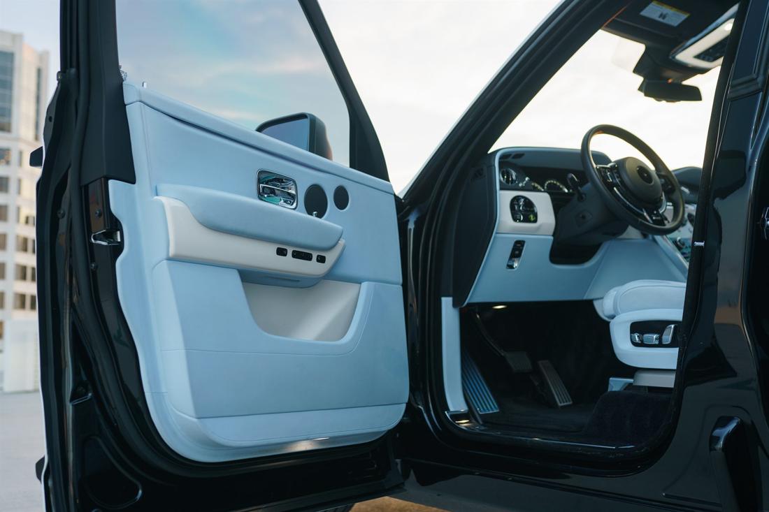 Black Rolls-Royce Cullinan, rental photo 16 of 21