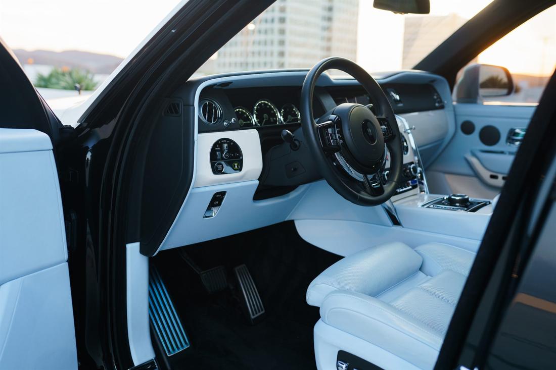 Black Rolls-Royce Cullinan, rental photo 17 of 21