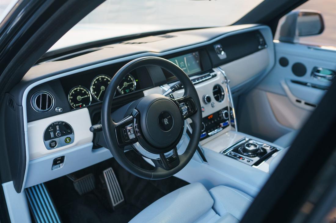 Black Rolls-Royce Cullinan, rental photo 18 of 21