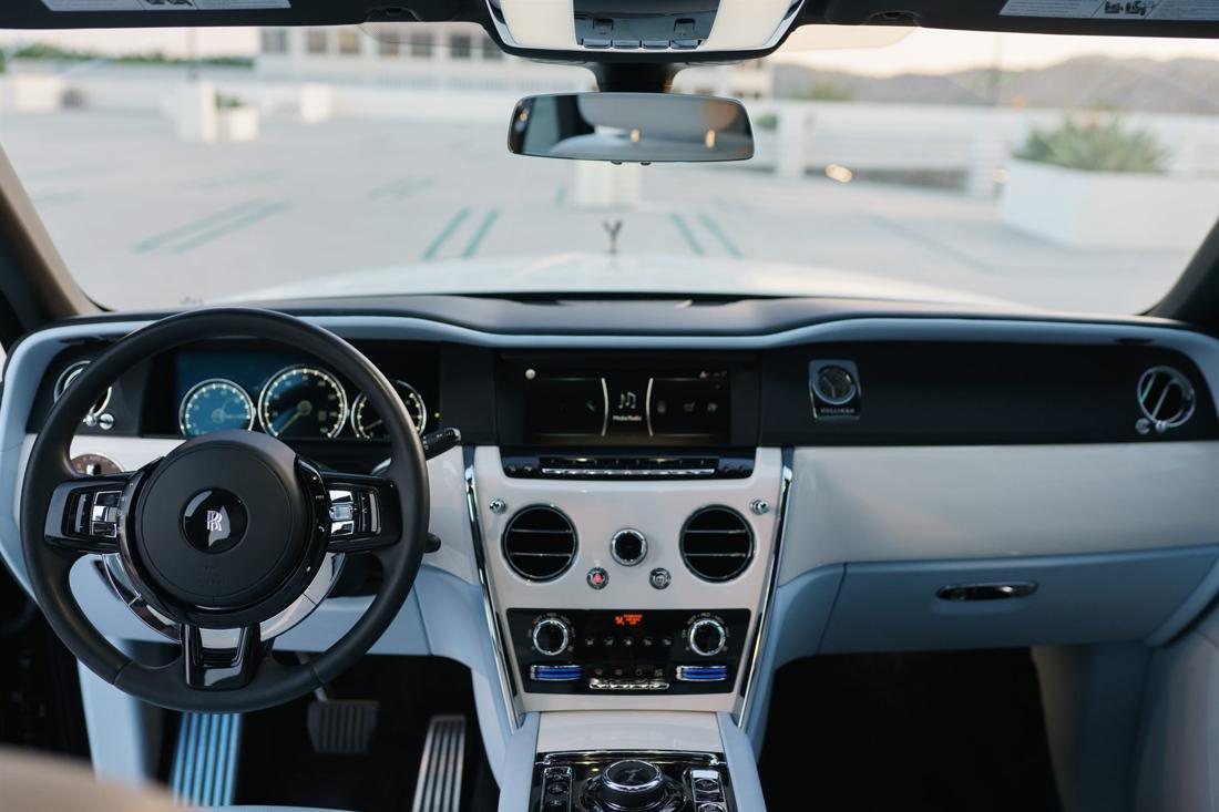 Black Rolls-Royce Cullinan, rental photo 19 of 21