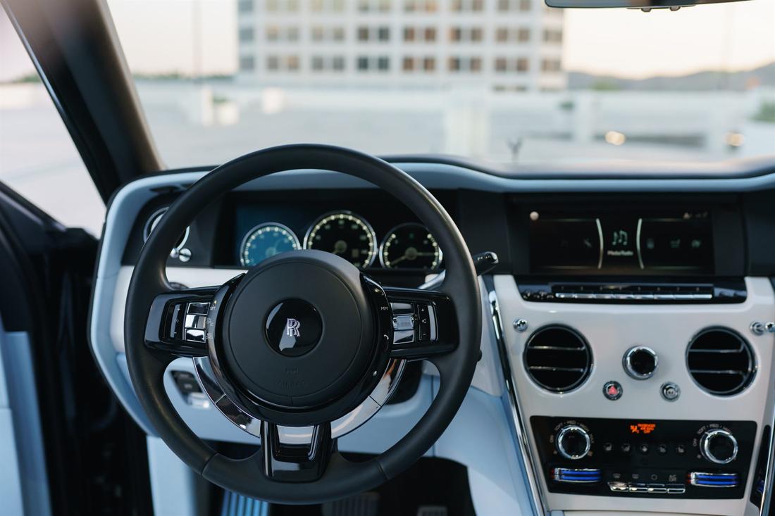 Black Rolls-Royce Cullinan, rental photo 20 of 21