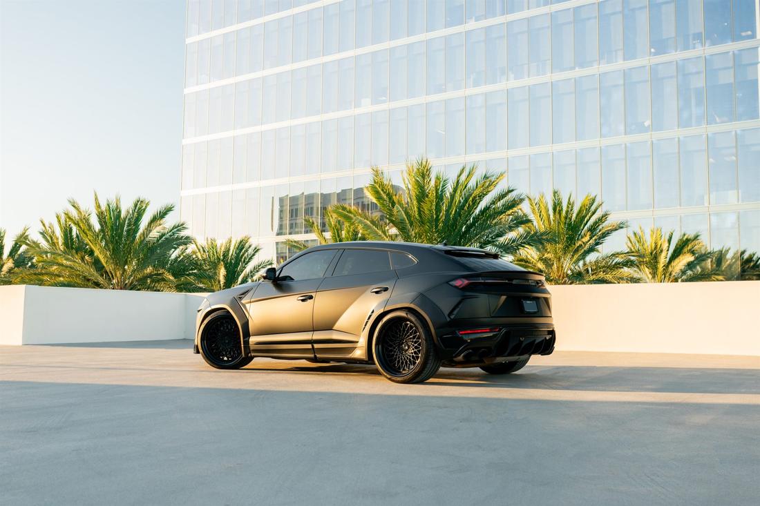 Black Lamborghini Urus Widebody, rental photo 5 of 21