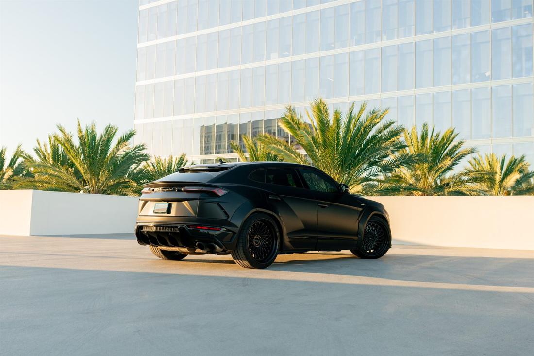 Black Lamborghini Urus Widebody, rental photo 6 of 21