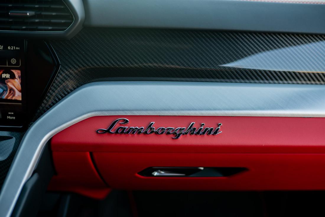 Black Lamborghini Urus Widebody, rental photo 7 of 21