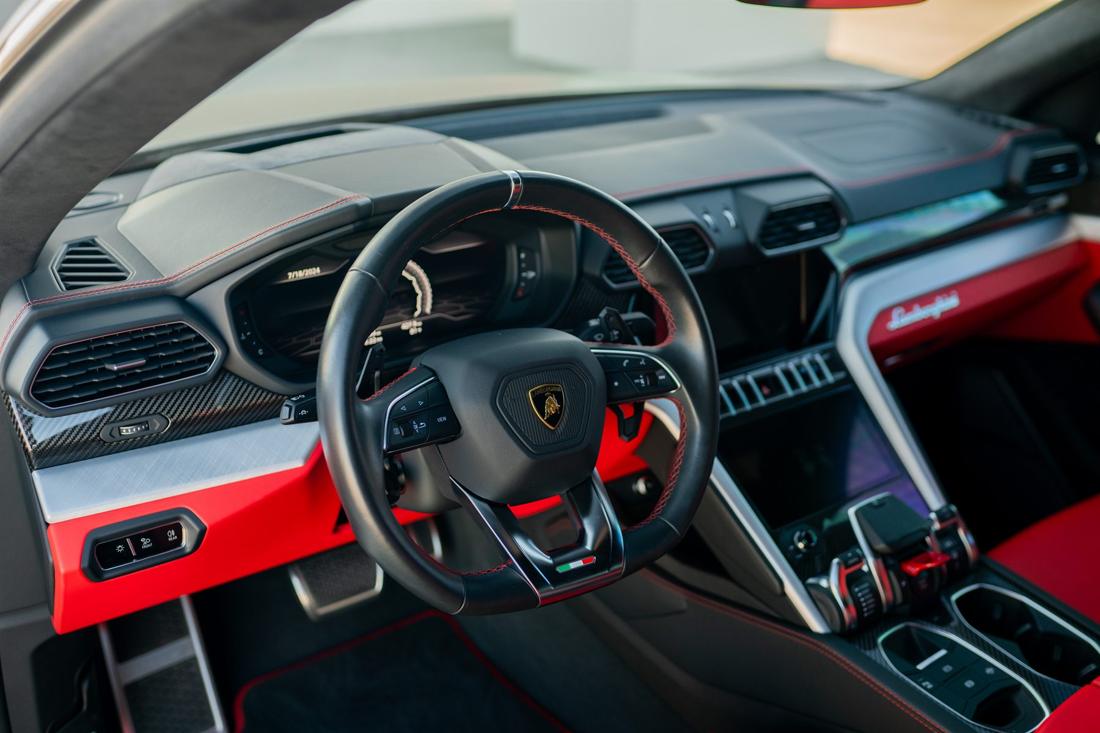 Black Lamborghini Urus Widebody, rental photo 10 of 21