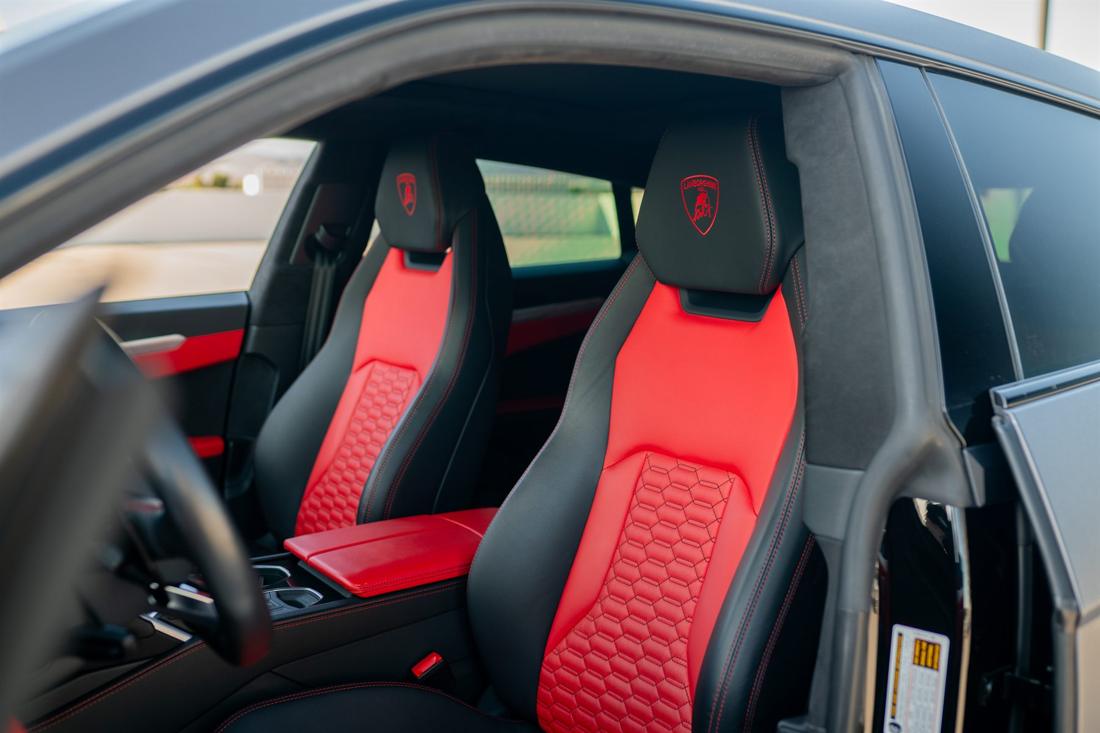 Black Lamborghini Urus Widebody, rental photo 11 of 21
