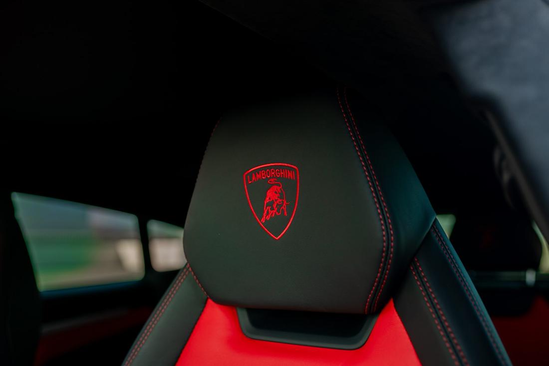 Black Lamborghini Urus Widebody, rental photo 17 of 21