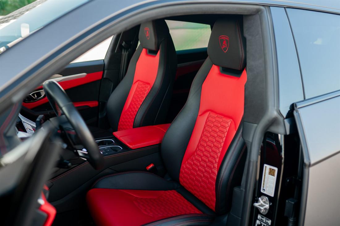 Black Lamborghini Urus Widebody, rental photo 18 of 21