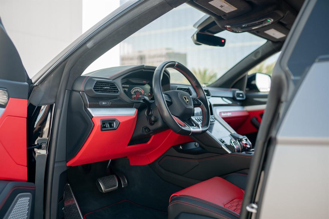 Black Lamborghini Urus Widebody, rental photo 19 of 21