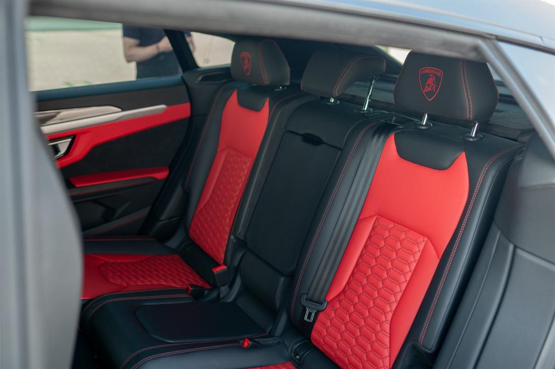 Black Lamborghini Urus Widebody, rental photo 21 of 21